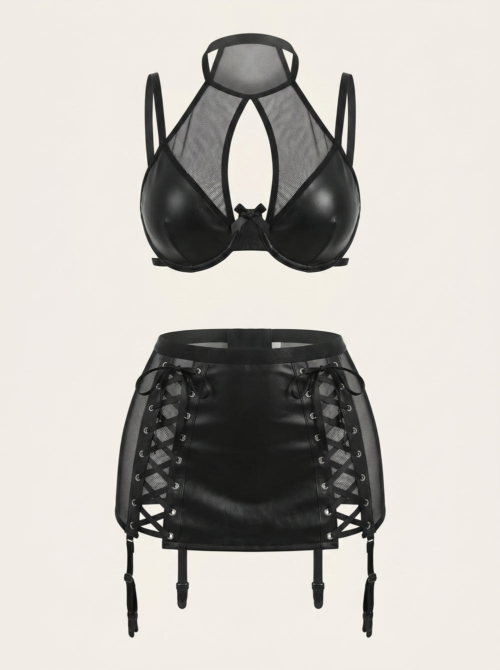Audace set con minigonna nera in similpelle, intagli e tulle