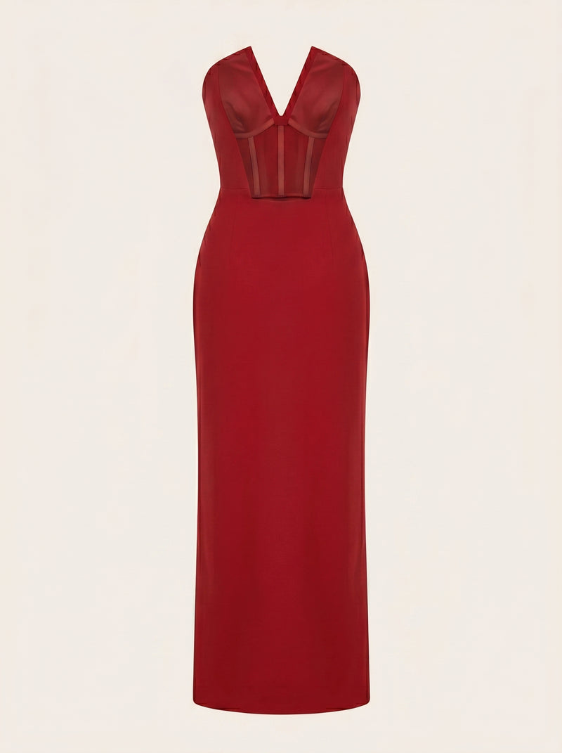 Abito maxi in rete rosso intenso dall’eleganza trasparente