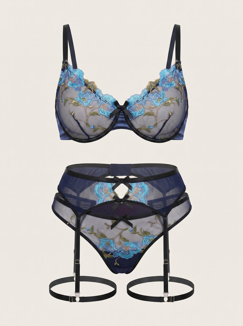 Set di lingerie in rete blu con ricami floreali e dettaglio a strappy