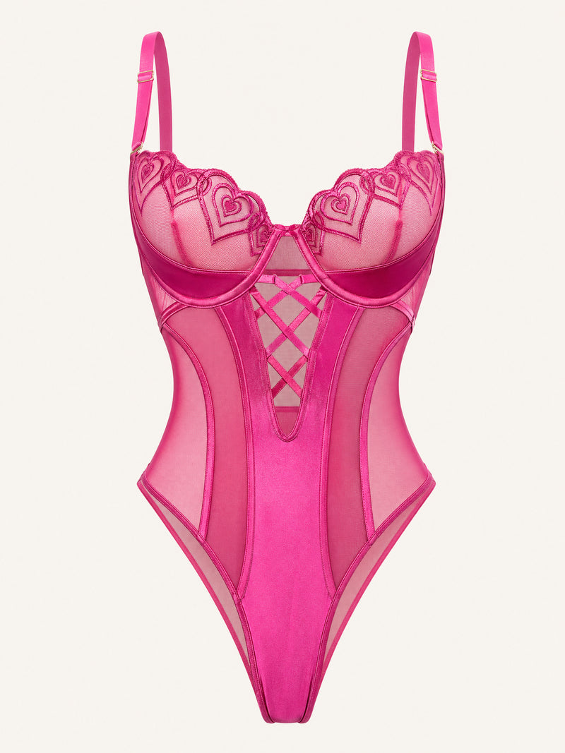 Body en maille fuchsia brodé de cœurs avec découpes à lanières
