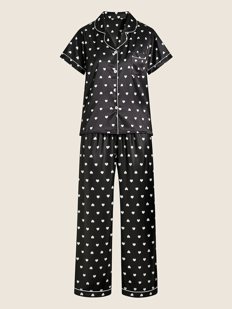 Set pigiama in raso nero con stampa a cuori e colletto con revers