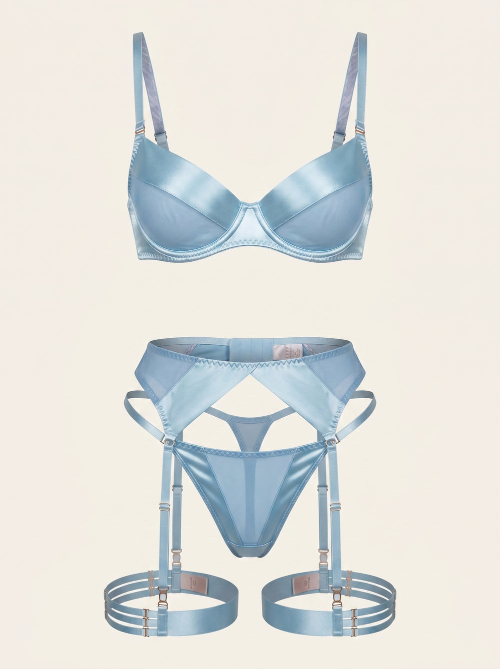 Completo intimo in raso azzurro chiaro con dettagli a stringhe